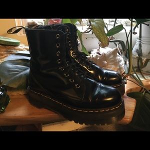 - Dr. Marten Jadon platform boots. Shiny leather in size USM 7 (US Men’s 7)